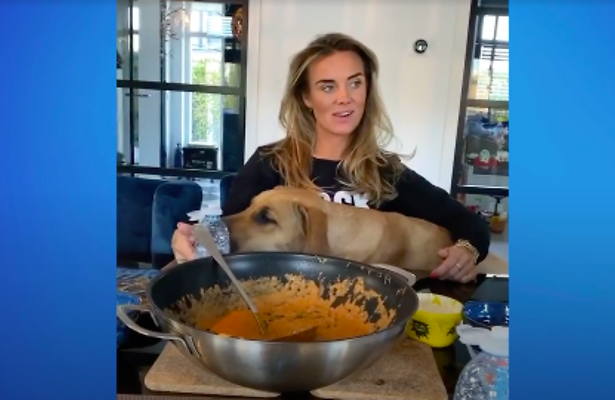 Kijk terug: André Hazes onder de indruk van enorme tong van Monique